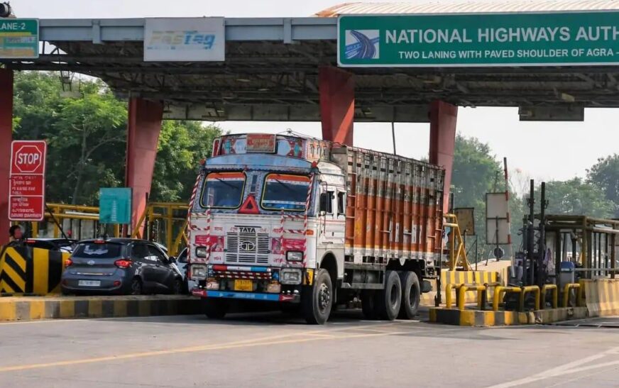 अब हाथरस से आगरा-अलीगढ़ जाना हुआ महंगा, बरौस और मडराक टोल प्लाजा पर लागू हुई टोल टैक्स की नई दरें, एक अप्रैल से प्रभावी हुई बढ़ोत्तरी, मासिक पास भी हुआ महंगा