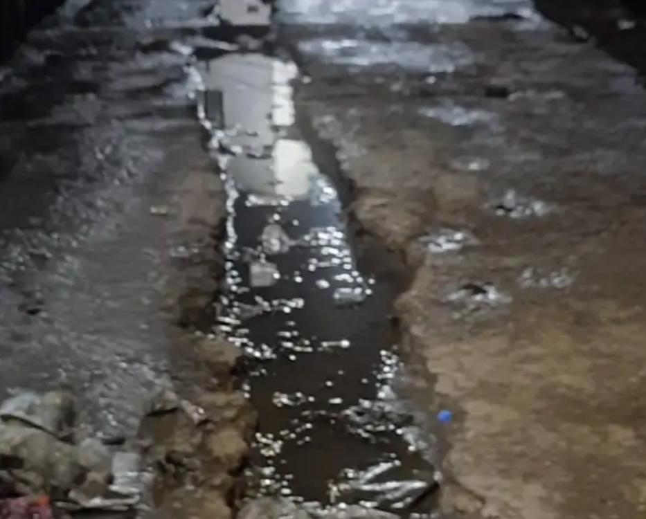 सादाबाद : पाइप लाइन के लिए खोदे गए गड्ढे बने जाम और दुर्घटनाओं का कारण