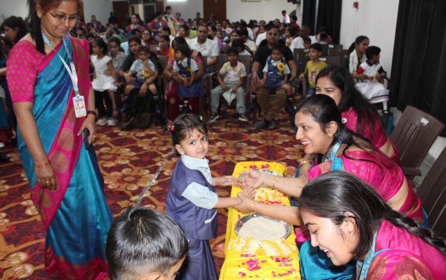 संत फ्रांसिस इंटर कॉलेज में विद्यारम्भ संस्कार का हुआ भव्य आयोजन, नन्हे बच्चों ने रखा शिक्षा की दुनिया में पहला कदम