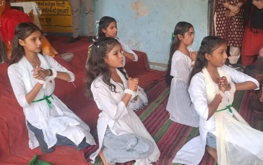 सादाबाद : कंपोजिट विद्यालय में धूमधाम से मनाया वार्षिकोत्सव, खंड शिक्षा अधिकारी रहीं मौजूद