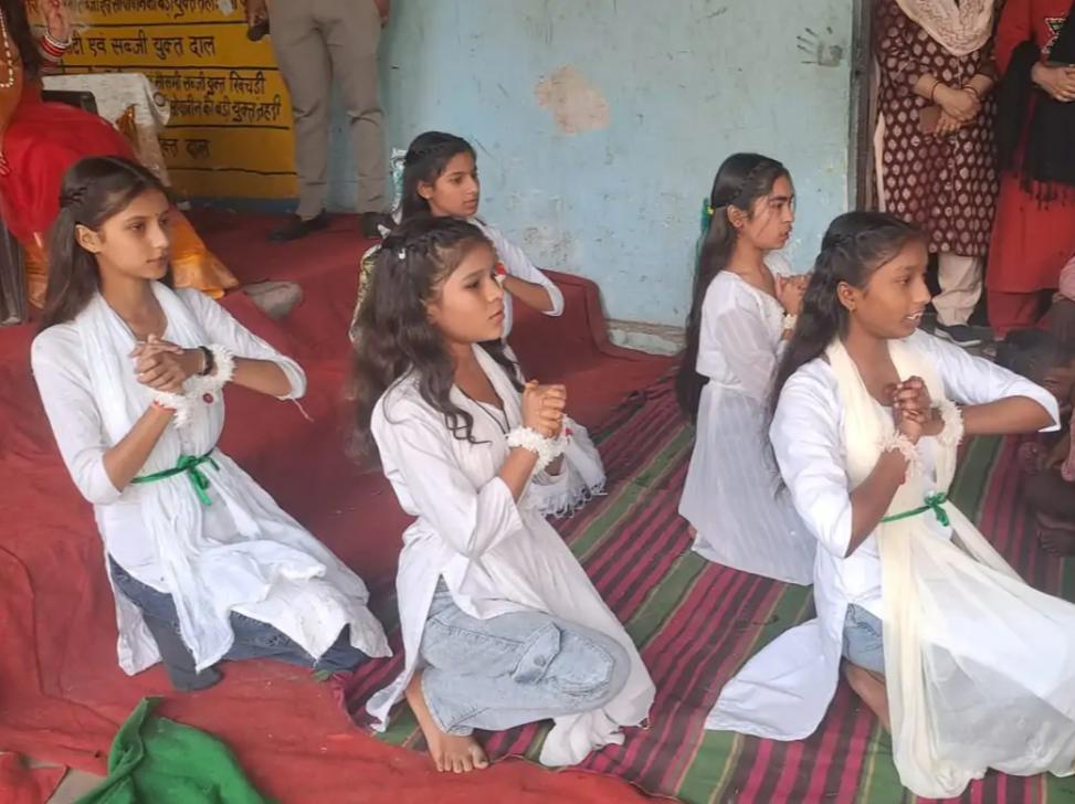 सादाबाद : कंपोजिट विद्यालय में धूमधाम से मनाया वार्षिकोत्सव, खंड शिक्षा अधिकारी रहीं मौजूद