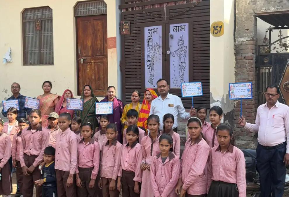 सादाबाद : मीरपुर में बढ़ाई शिक्षा के प्रति जागरूकता, रैली निकालकर बच्चों को स्कूल भेजने के लिए अभिभावकों को किया प्रेरित