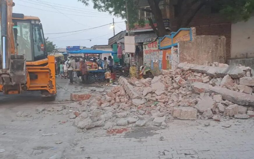 सादाबाद नगर पंचायत ने ध्वस्त कराया जर्जर यात्री प्रतीक्षालय, रोडवेज बस स्टैंड के बाहर तत्कालीन विधायक ने वीर गोकुला जाट की स्मृति में कराया था निर्माण