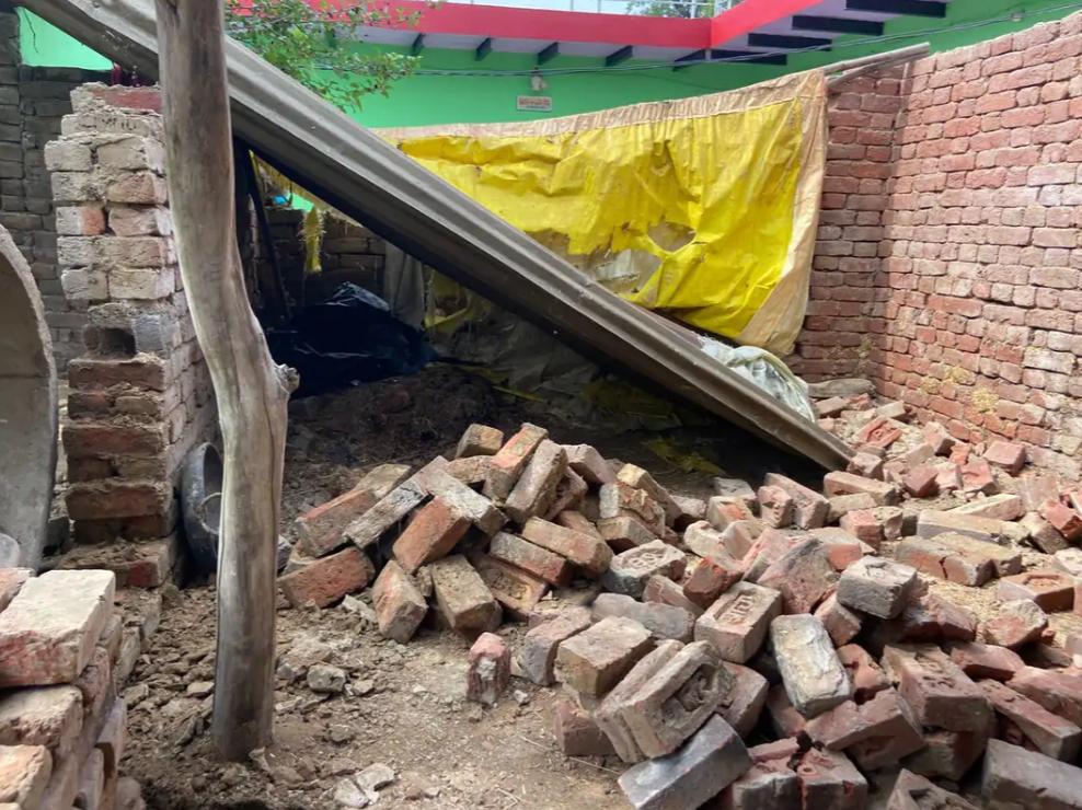 सादाबाद : आंधी-बारिश में किसान का टीन शेड धराशाई, बिसावर क्षेत्र के गांव गढ़ी रत्ती में बाल-बाल बचे किसान के परिजन