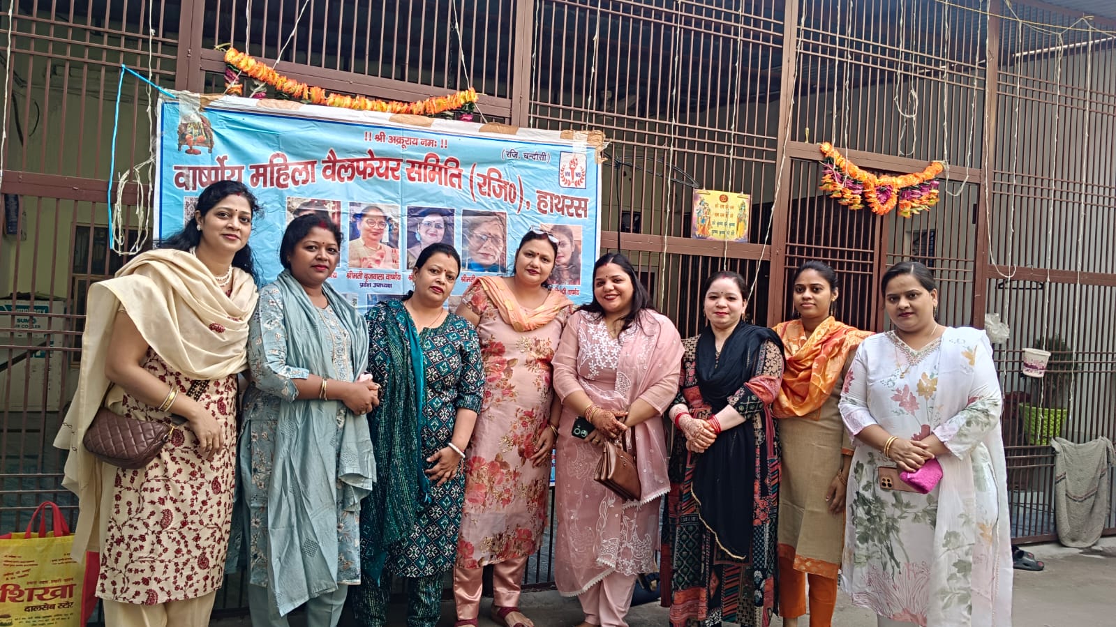 हाथरस में वार्ष्णेय महिला वेलफेयर ने जरूरतमंद बच्चों को बांटी निशुल्क पुस्तकें