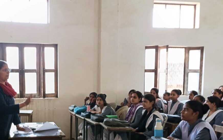 आरडी कन्या महाविद्यालय में स्वास्थ्य जागरूकता कार्यक्रम आयोजित, प्रो. रंजना सिंह ने कहा – एनीमिया और पीसीओएस (PCOS) से बचाव के लिए जीवनशैली में बदलाव जरूरी