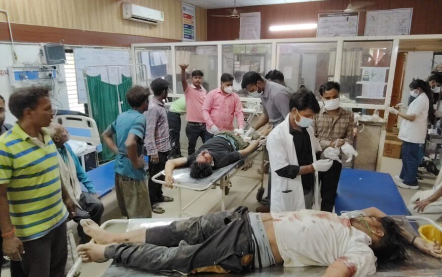 कार ने बाइक सवार युवकों को मारी टक्कर, जयपुर-बरेली हाईवे पर हुआ हादसा, दो युवक गंभीर रूप से घायल, अलीगढ़ रेफर