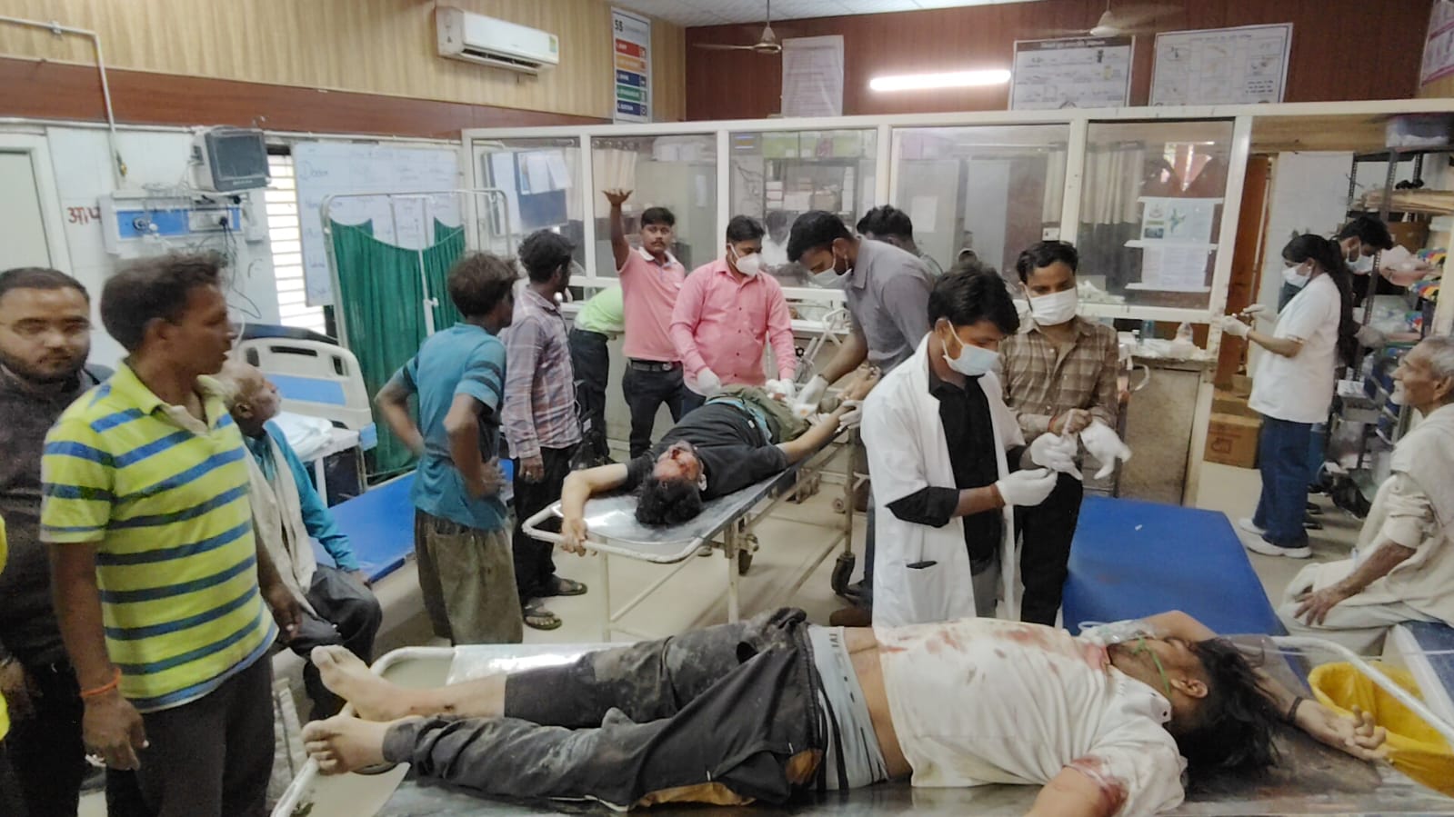 कार ने बाइक सवार युवकों को मारी टक्कर, जयपुर-बरेली हाईवे पर हुआ हादसा, दो युवक गंभीर रूप से घायल, अलीगढ़ रेफर