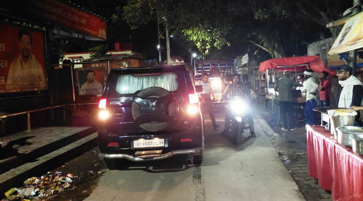 हाथरस जंक्शन रेलवे रोड पर अतिक्रमणकारियों का कब्ज़ा, जाम के झाम में फंसकर छूट रही यात्रियों की ट्रेन