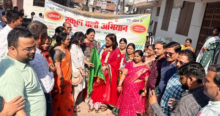 हाथरस में शिक्षा का उजियारा फैलाने सड़कों पर उतरे छात्र, स्कूल चलो अभियान रैली का हुआ आयोजन, नगर पालिकाध्यक्ष रहीं मौजूद