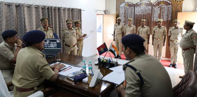 प्रशिक्षण प्राप्त कर रहे रिक्रूट आरक्षियों का एसपी ने किया साक्षात्कार, चिरंजीव नाथ सिन्हा बोले – जनता के प्रति संवेदनशील रहें और अनुशासन का पालन करें