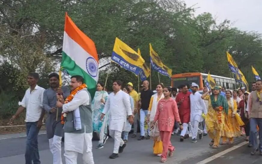 सादाबाद : युवाओं की समस्याओं को लेकर सरकार को घेरा, आप राज्यसभा सांसद संजय सिंह ने पदयात्रा के दौरान बिसावर में की युवाओं की वकालत