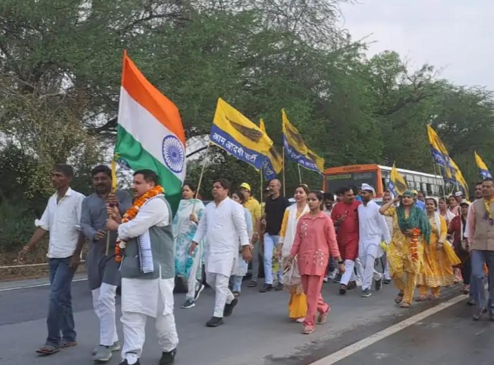 सादाबाद : युवाओं की समस्याओं को लेकर सरकार को घेरा, आप राज्यसभा सांसद संजय सिंह ने पदयात्रा के दौरान बिसावर में की युवाओं की वकालत