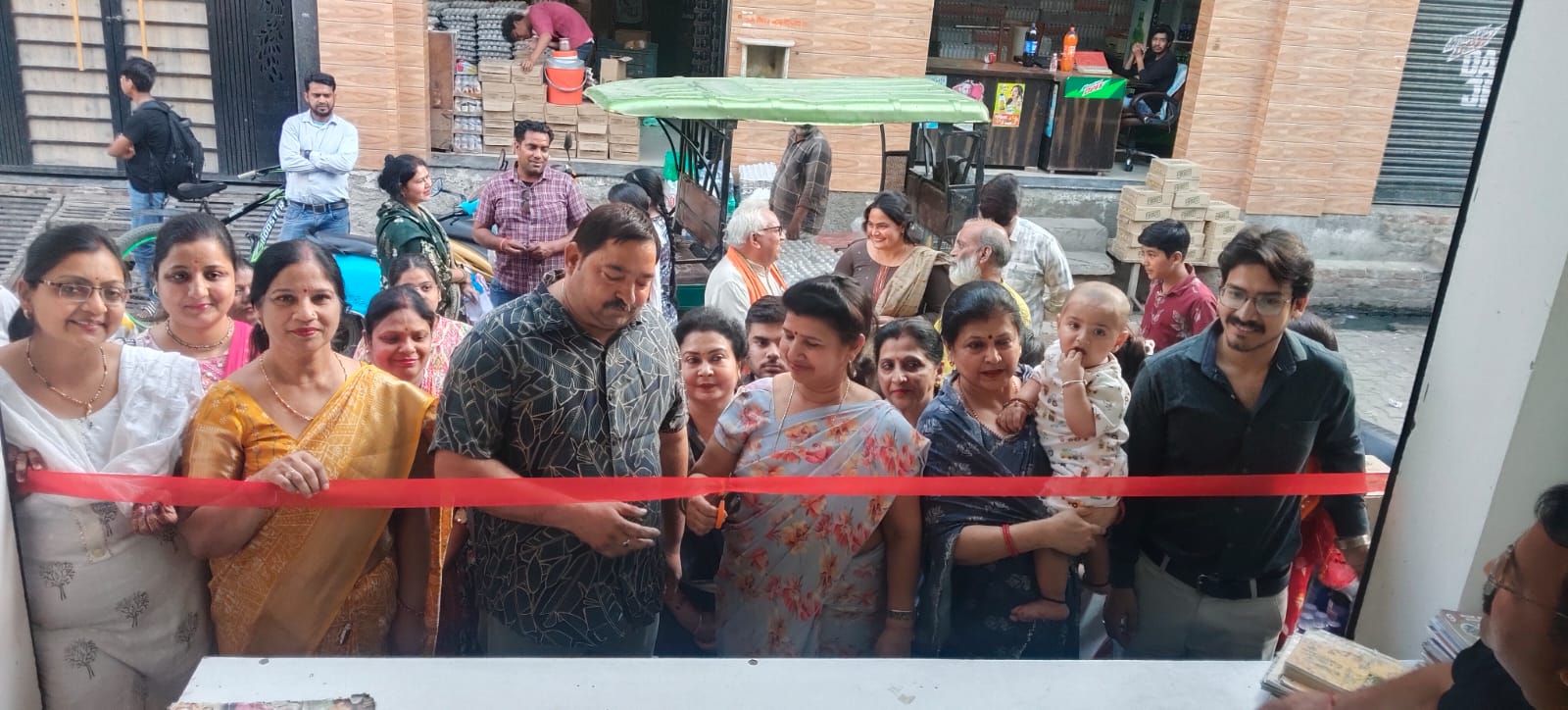 नेकी की दुकान संस्था ने 100 से अधिक बच्चों को निशुल्क पुस्तकें वितरित कीं