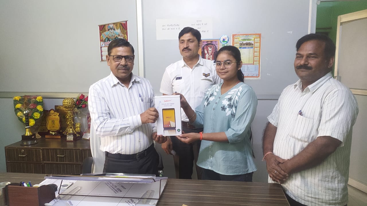 राज्य स्तर पर प्रतिभा दिखाने वाली शिवांगी को 4 साल बाद मिला टैबलेट का सम्मान