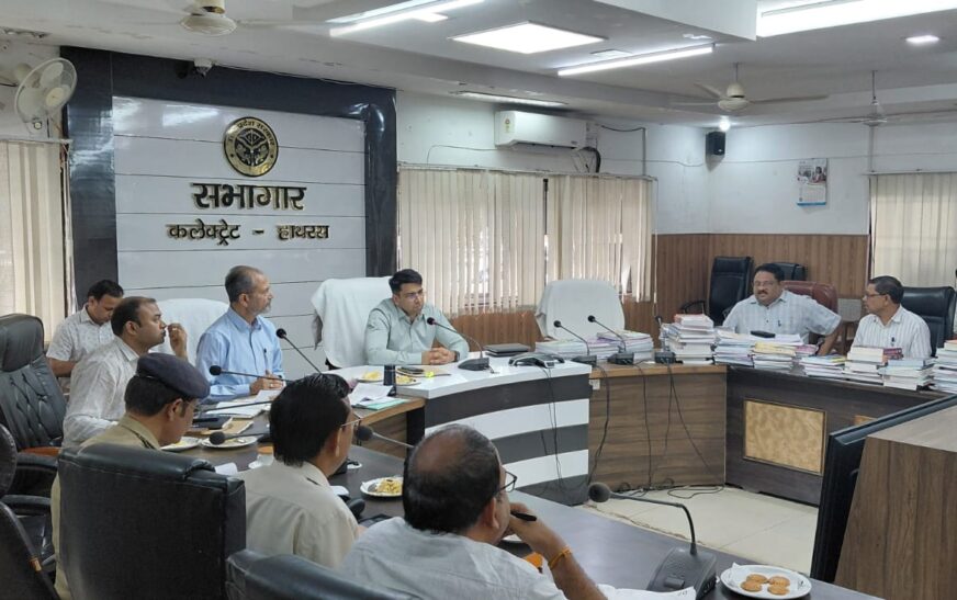 सीबीएसई स्कूलों में फीस वृद्धि और यूनिफॉर्म की मनमानी पर डीएम सख्त, एनसीईआरटी पुस्तकें अनिवार्य करने के निर्देश, डीएम अतुल वत्स बोले – किसी खास दुकान से खरीदारी के लिए बाध्य करने पर होगी कार्रवाई