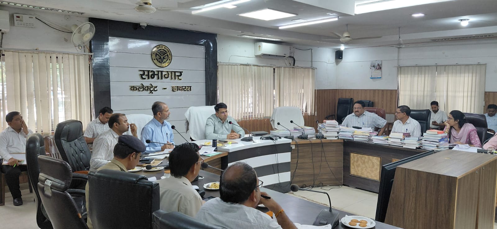 सीबीएसई स्कूलों में फीस वृद्धि और यूनिफॉर्म की मनमानी पर डीएम सख्त, एनसीईआरटी पुस्तकें अनिवार्य करने के निर्देश, डीएम अतुल वत्स बोले – किसी खास दुकान से खरीदारी के लिए बाध्य करने पर होगी कार्रवाई