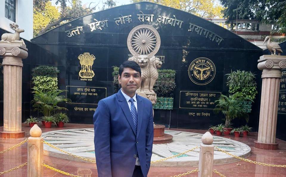 हसायन के लाल मानवेंद्र सिंह ने बढ़ाया जिले का मान, UPSSC में 130वीं रैंक पाकर बने कमर्शियल टैक्स अफसर
