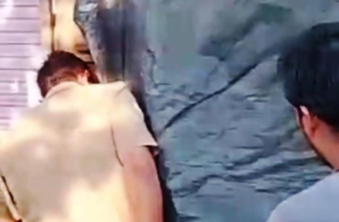 सादाबाद : लकड़ी के खोके से हजारों का माल उड़ाया, बीती रात बदमाशों ने दिया घटना को अंजाम