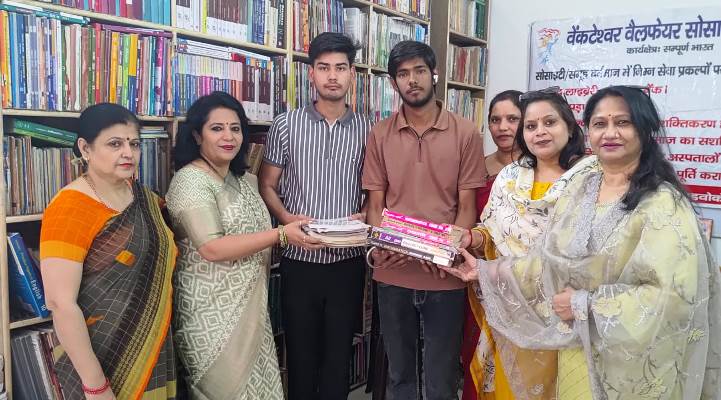 जेसीआई हाथरस विक्ट्री ने ‘नेकी की दुकान’ के माध्यम से बच्चों को बांटी पुस्तकें