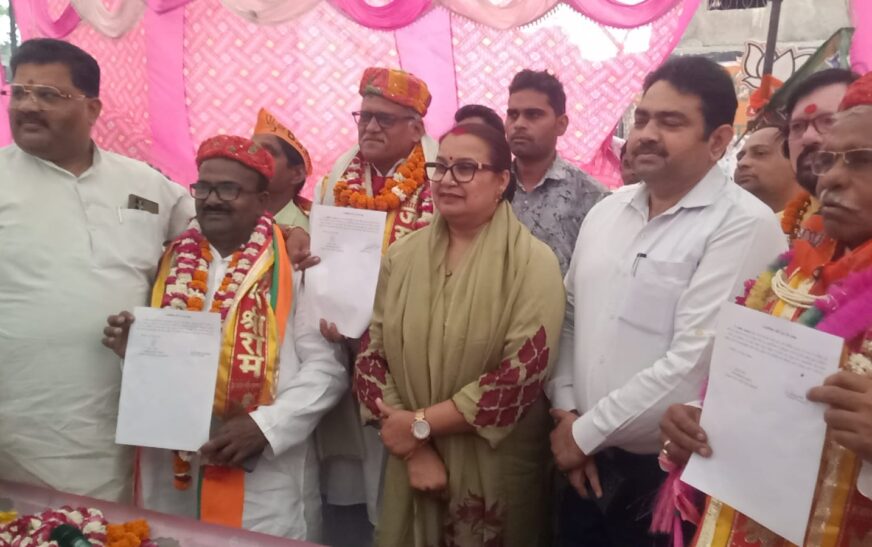 नगर पंचायत मैन्डू में मनोनीत सभासदों ने ली पद और गोपनीयता की शपथ, विधायक अंजुला माहौर और एसडीएम सासनी की उपस्थिति में संपन्न हुआ समारोह