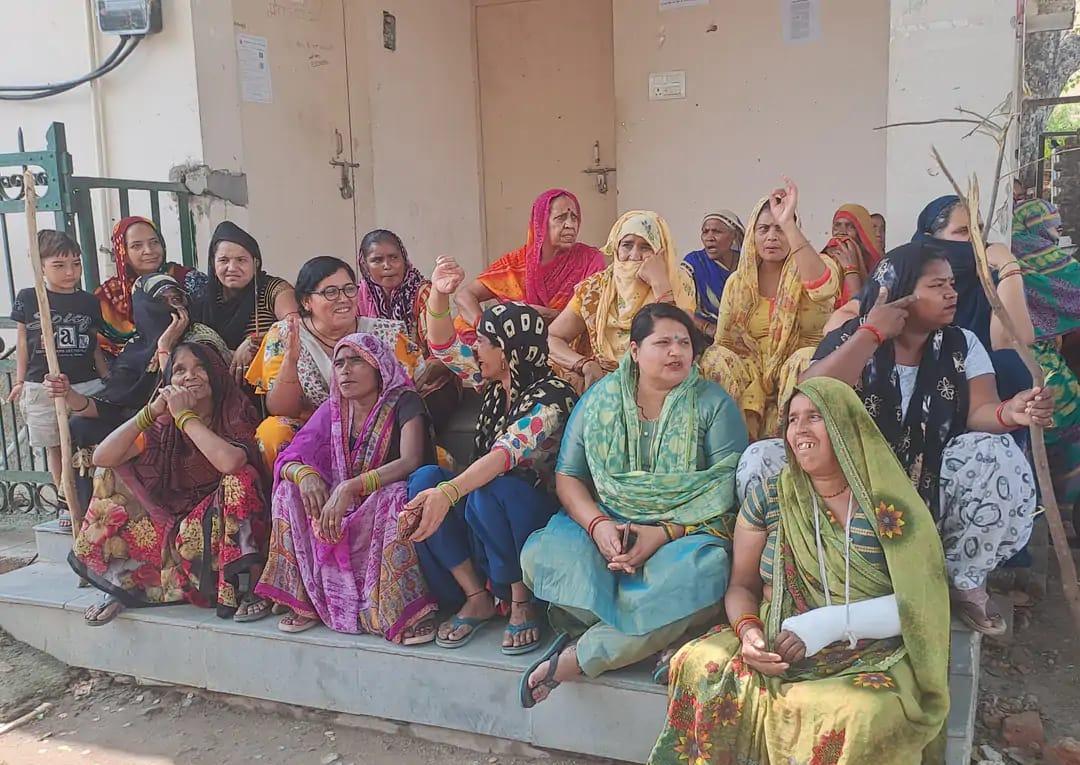 सादाबाद : डंडे लेकर बिजली घर पहुंची तमाम महिलाएं, बिल जमा करने के बाद भी आपूर्ति बहाल ने होने से उपभोक्ताओं में भारी गुस्सा