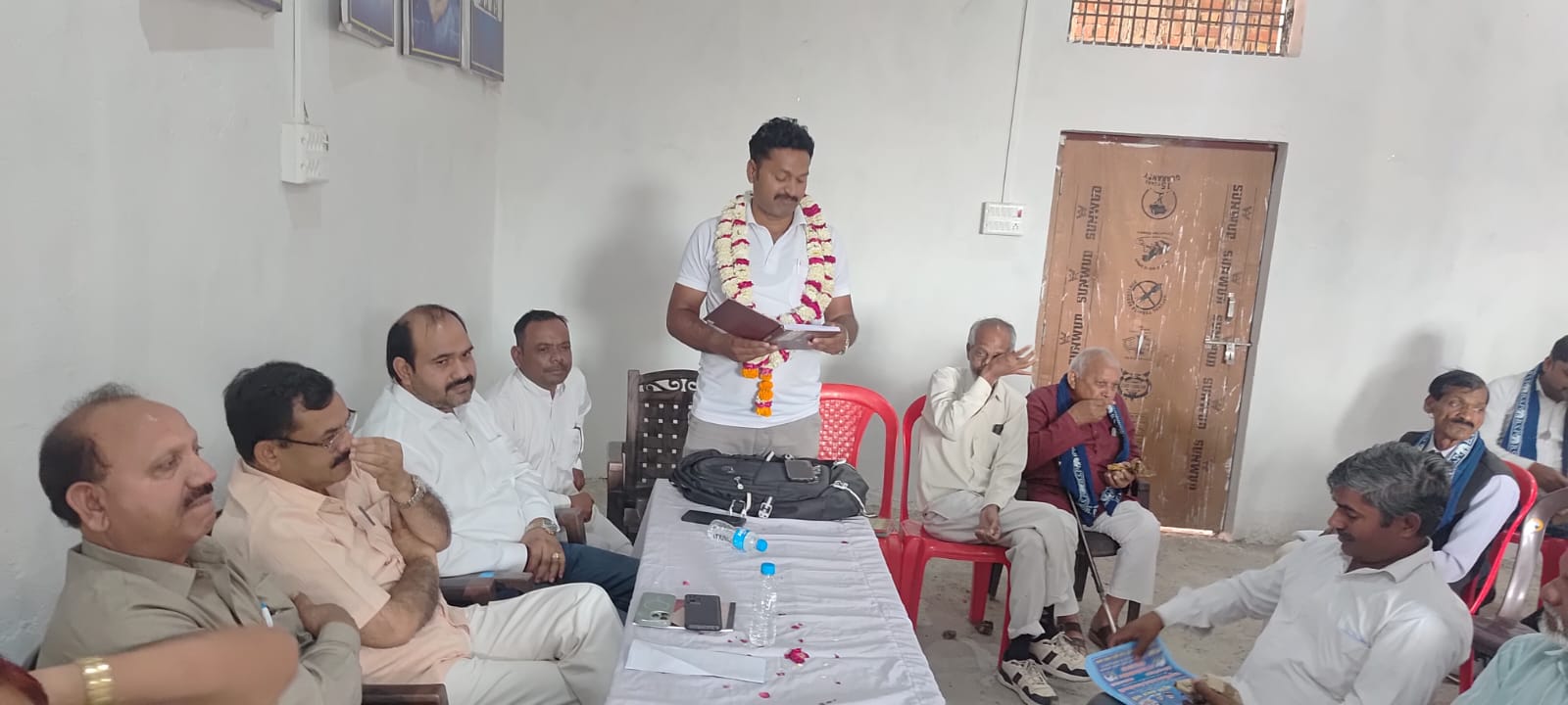 सादाबाद : 14 अप्रैल को लखनऊ पहुंचने का आह्वान, विधानसभा स्तरीय बैठक में मंडल प्रभारी ने की संगठनात्मक कार्यों की समीक्षा