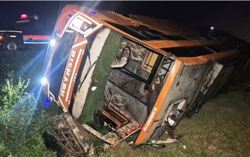 एटा रोड पर अनियंत्रित होकर पलटी दिल्ली-फर्रुखाबाद प्राइवेट बस, मौके पर मची चीख-पुकार, 35 सवारियां थीं बस में सवार, बाल-बाल बचीं जानें