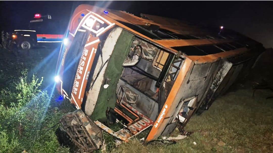 एटा रोड पर अनियंत्रित होकर पलटी दिल्ली-फर्रुखाबाद प्राइवेट बस, मौके पर मची चीख-पुकार, 35 सवारियां थीं बस में सवार, बाल-बाल बचीं जानें