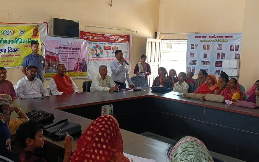 सासनी ब्लॉक सभागार में हुआ लखपति दीदी सम्मेलन का आयोजन, पूर्व विधायक हरीशंकर माहौर ने गिनाईं सरकार की उपलब्धियां, कहा – साइकिल न चला पाने वाली महिलाएं अब उड़ा रही हैं ड्रोन