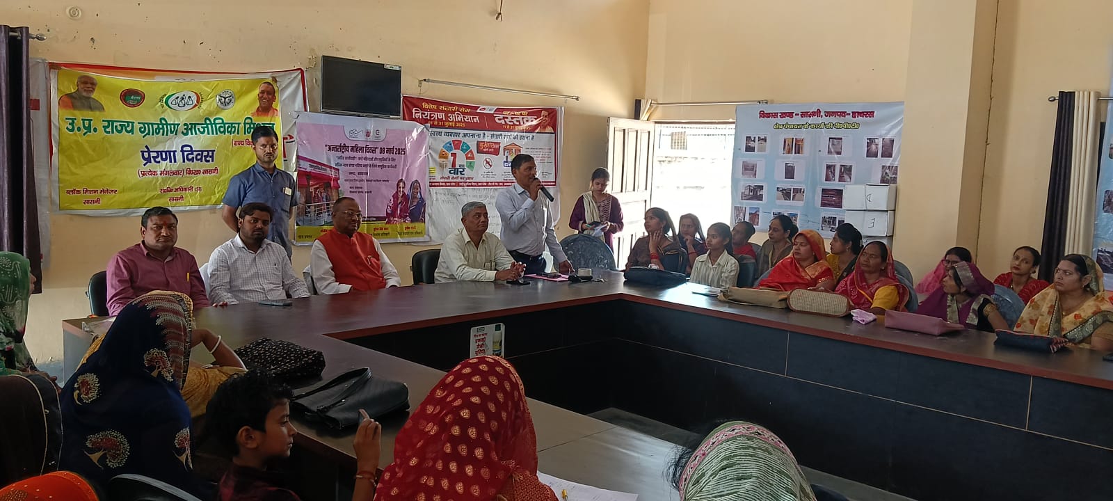 सासनी ब्लॉक सभागार में हुआ लखपति दीदी सम्मेलन का आयोजन, पूर्व विधायक हरीशंकर माहौर ने गिनाईं सरकार की उपलब्धियां, कहा – साइकिल न चला पाने वाली महिलाएं अब उड़ा रही हैं ड्रोन