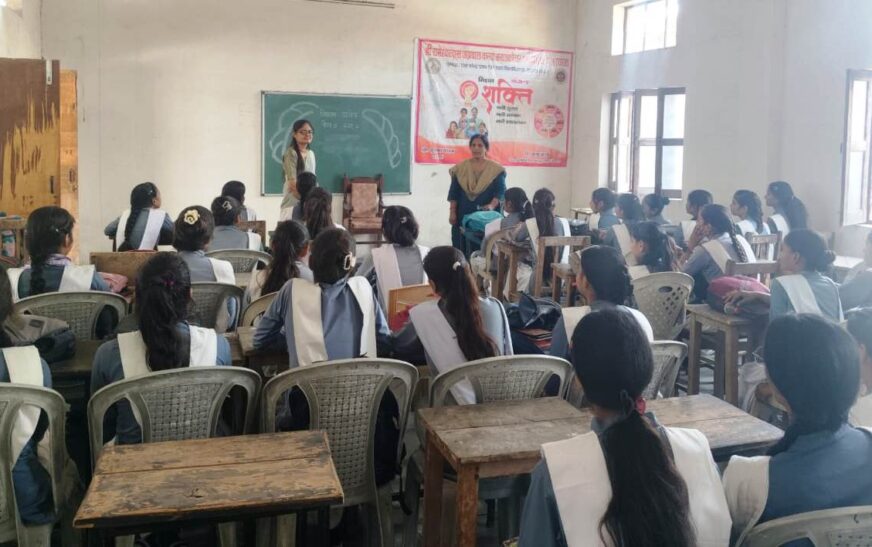 हाथरस में छात्राओं ने जाने महिला सुरक्षा के कानूनी अधिकार, कार्यस्थल पर यौन उत्पीड़न रोकथाम पर हुई चर्चा