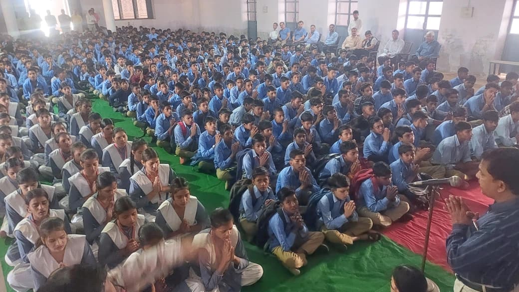 सासनी : केएल जैन इंटर कॉलेज में गूँजा नवकार महामंत्र, भक्ति और आध्यात्मिक ऊर्जा से सराबोर हुआ परिसर