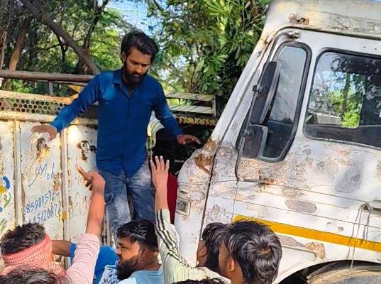 आगरा-अलीगढ़ हाईवे पर भीषण सड़क हादसा, रुहेरी के निकट सीमेंट से लदे डंपर ने पिकअप को मारी टक्कर, दो गंभीर घायल