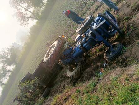 मुरसान : ट्रैक्टर-बोरवेल मशीन पलटने से चालक हुआ घायल