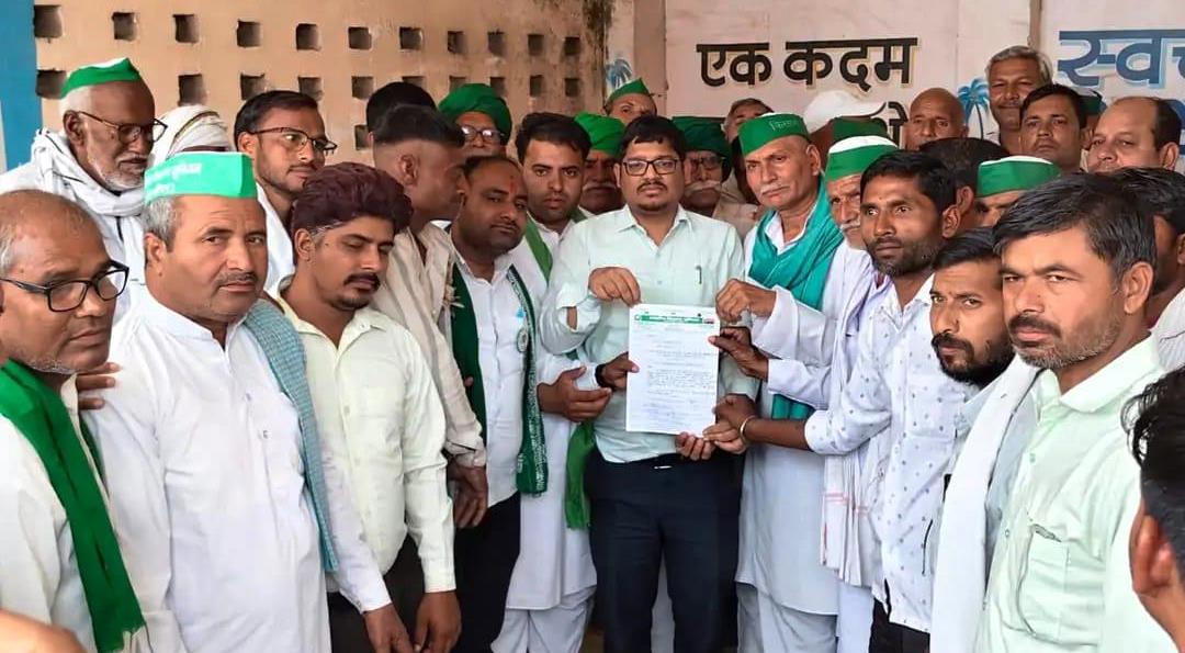 सादाबाद : प्रदर्शन के बाद भाकियू ने सौंपा ज्ञापन, एसडीएम को ज्ञापन सौंपकर डीएम से किसानों के हित में मुआवजे की मांग