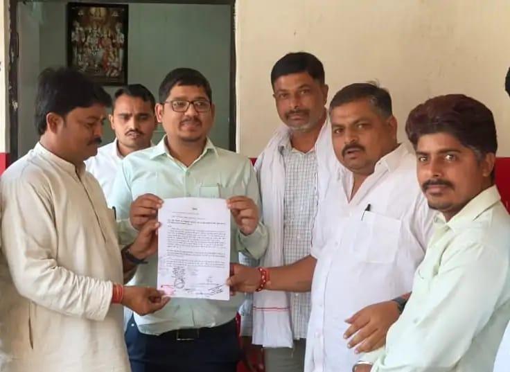 सादाबाद : निजी विद्यालयों की मनमानी के खिलाफ सौंपा ज्ञापन, NCERT की अनिवार्यता के बाद भी बेची जा रही है निजी प्रकाशकों की किताबें