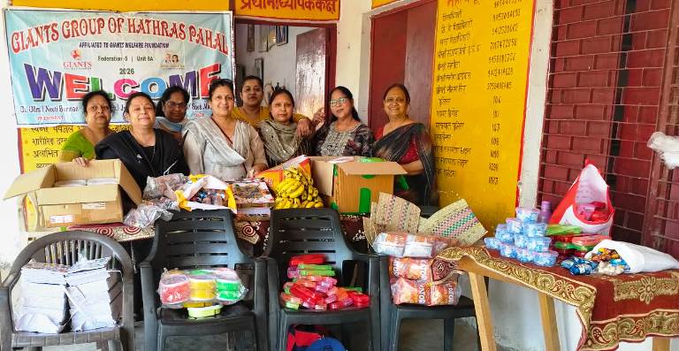 जायंट्स ग्रुप ऑफ़ हाथरस पहल ने वितरित किए स्कूल बैग और स्टेशनरी