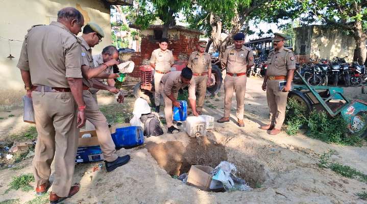 न्यायालय के आदेश पर सासनी पुलिस ने नष्ट की 441 लीटर अवैध शराब