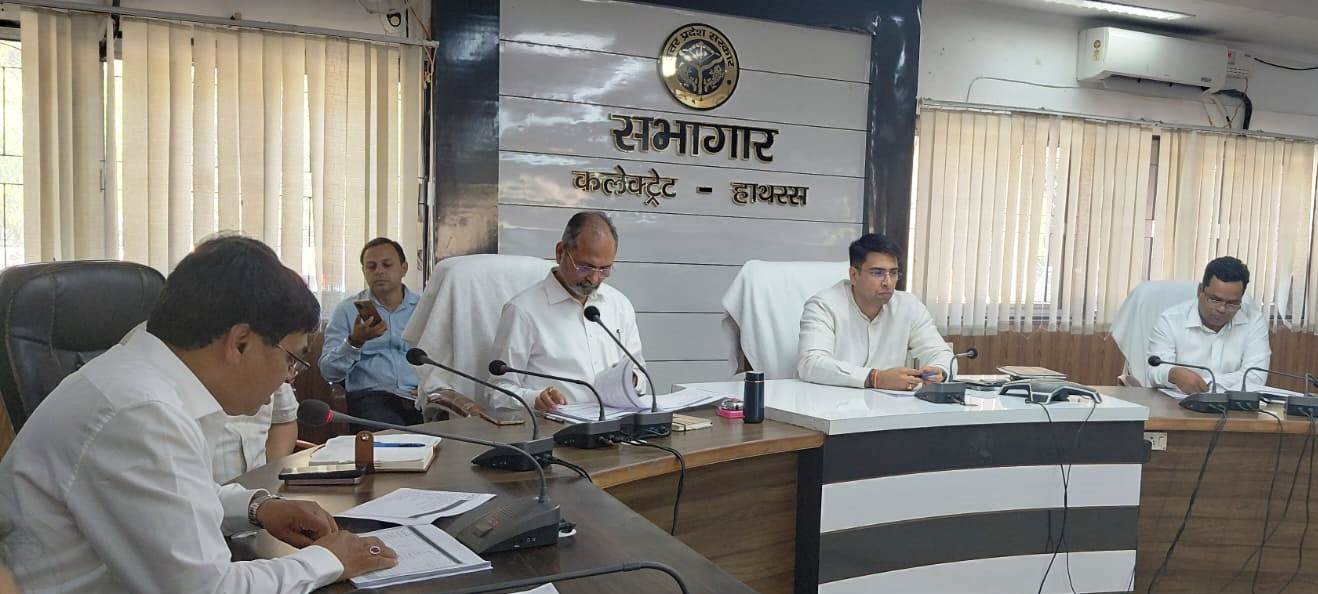 कलेक्ट्रेट में पंचायतीराज कार्यों की हुई समीक्षा, पंचायत भवनों में लगेंगे CCTV कैमरे, ई-रिक्शों की मरम्मत के आदेश, डीएम अतुल वत्स ने एडीओ पंचायत का वेतन रोका