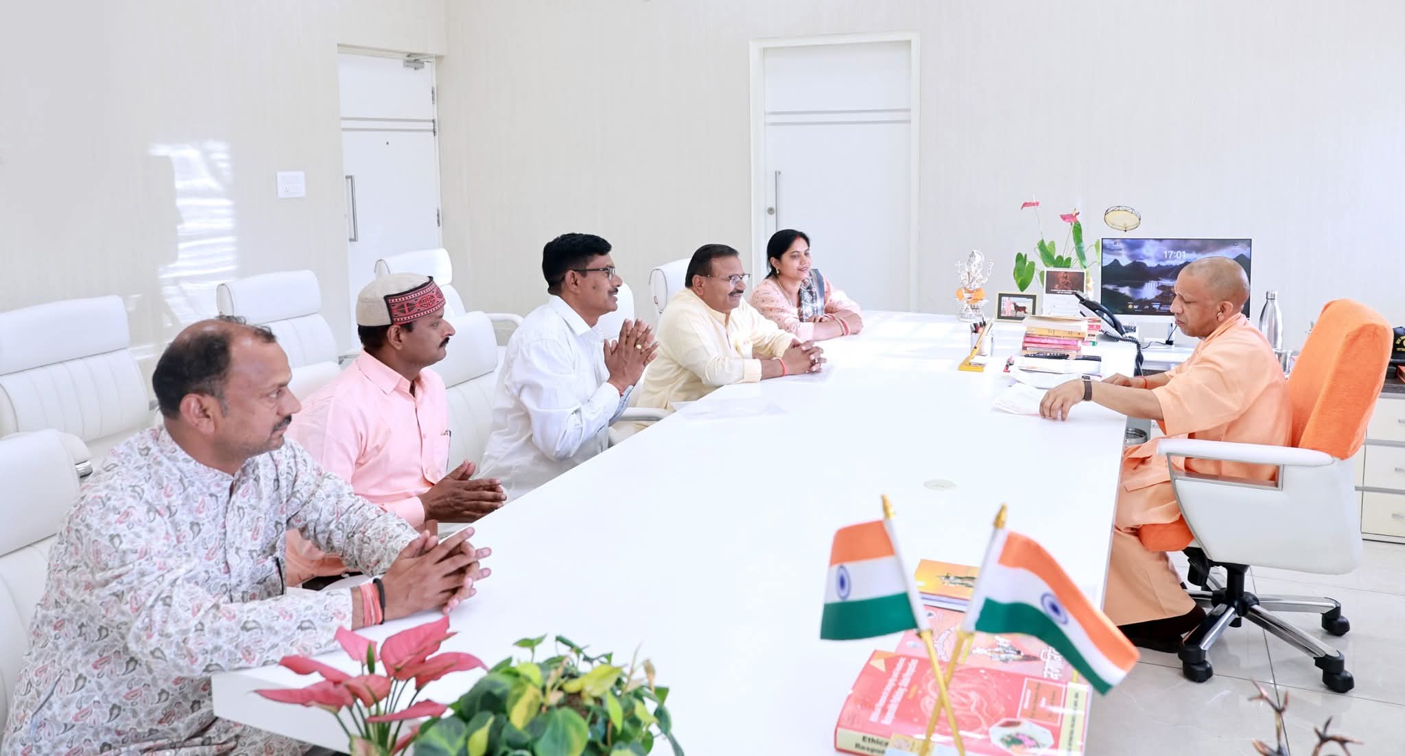 शिक्षामित्रों ने मुख्यमंत्री से मुलाक़ात कर मानदेय वृद्धि प्रस्ताव के लिए जताया आभार