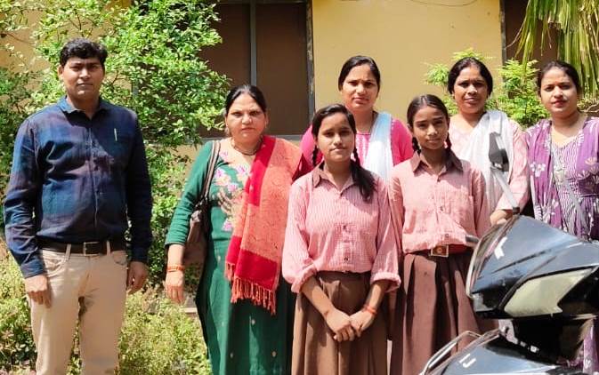 स्कूलों में मिड-डे मील की गुणवत्ता परखने उतरी खाद्य सुरक्षा टीम, कढ़ी-चावल के लिए नमूने, बच्चों को सिखाए मिलावट पहचानने के गुर