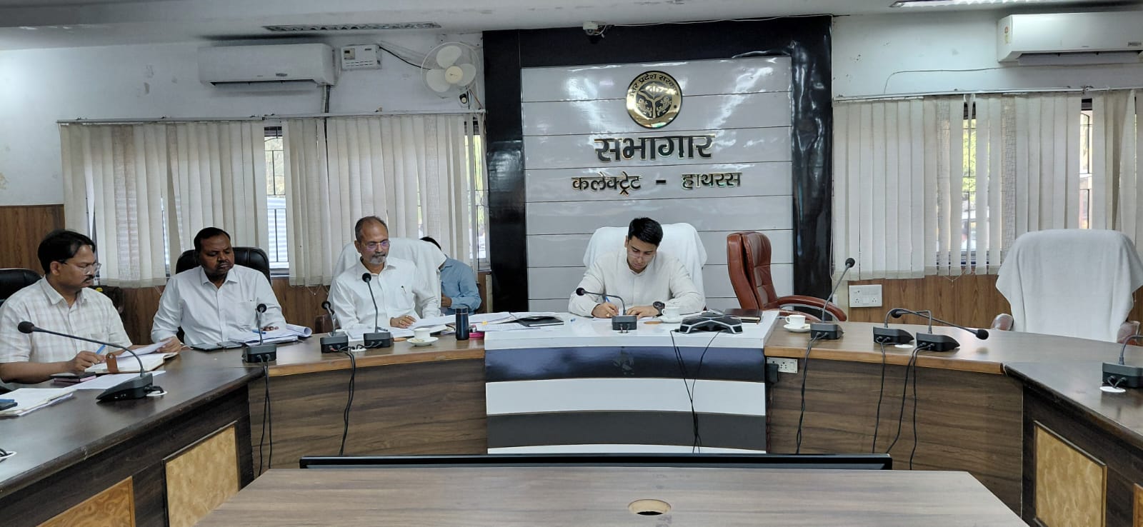 हाथरस में डीएम अतुल वत्स ने ली शिक्षा विभाग की क्लास, ऑपरेशन कायाकल्प और निपुण भारत मिशन की हुई समीक्षा, परिषदीय विद्यालयों में 19 पैरामीटर होंगे पूरे