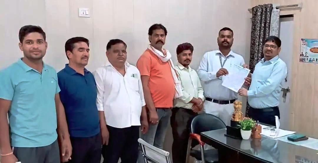 सादाबाद : किसानों के मुआवजे के लिए भारतीय किसान यूनियन ने एसडीएम को सौंपा ज्ञापन
