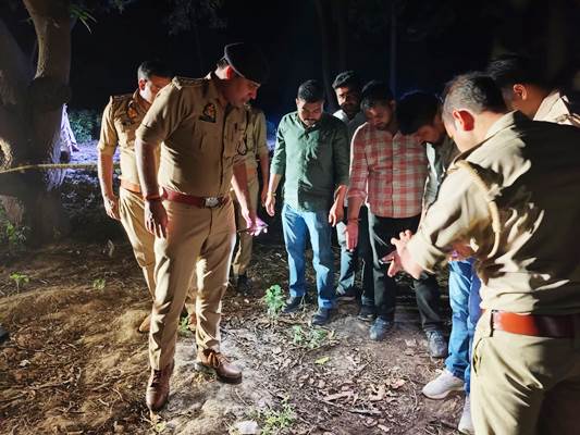 हाथरस में इनामी बदमाशों ने पुलिस पर की फायरिंग, जवाबी कार्रवाई में धराशायी हुए शूटर, 24 घंटे के भीतर हुई दो अलग-अलग मुठभेड़, प्रॉपर्टी डीलर हत्याकांड में अब तक 7 आरोपी गिरफ्तार