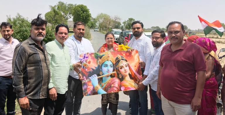 तहसीलदार बनकर गाँव पहुँचने पर शिक्षकों ने पुष्पगुच्छ भेंट कर दीं शुभकामनाएँ