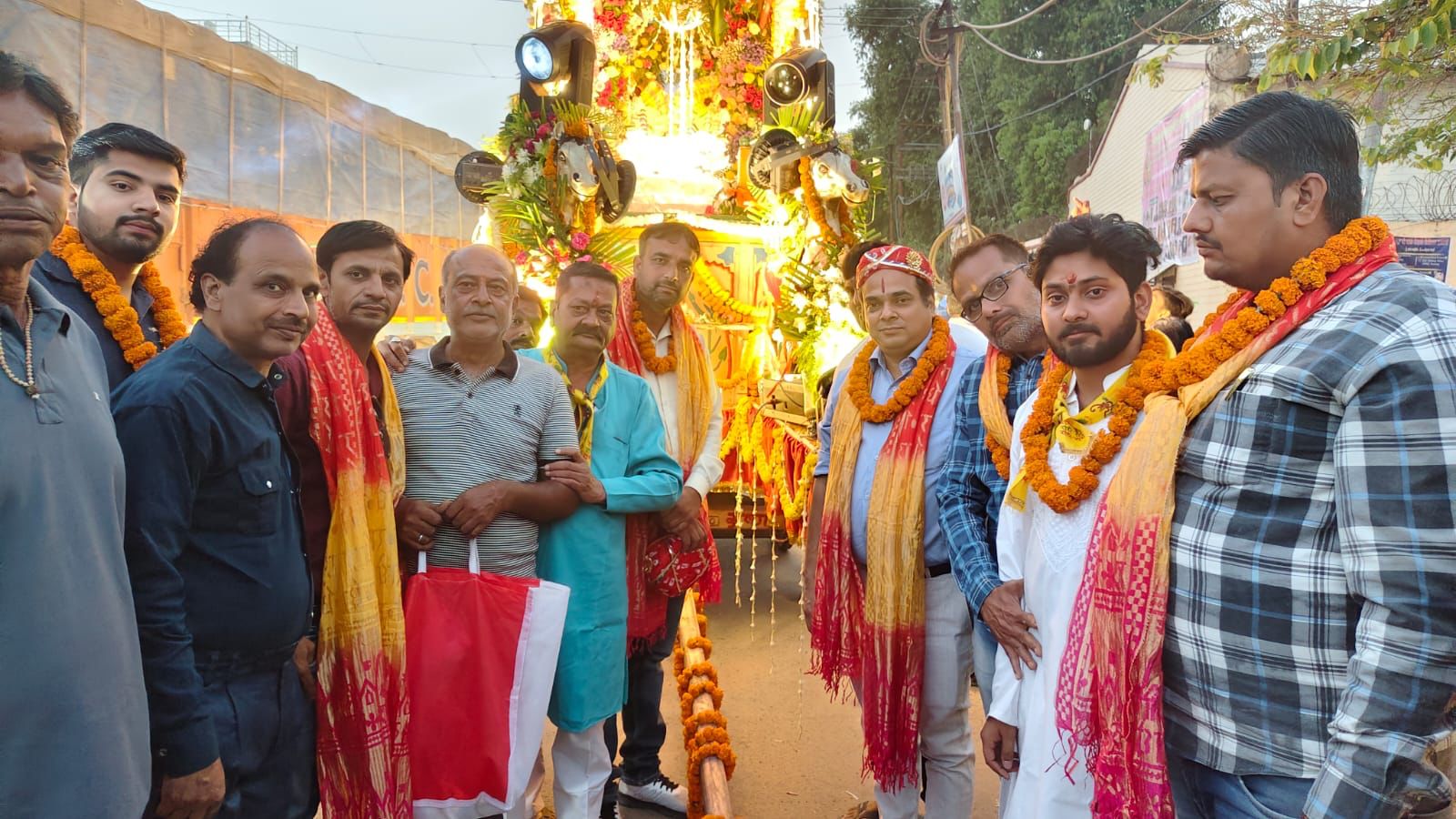 बैंड-बाजों और झांकियों के साथ सासनी में निकली भव्य शोभायात्रा, भक्तों ने किया स्वागत