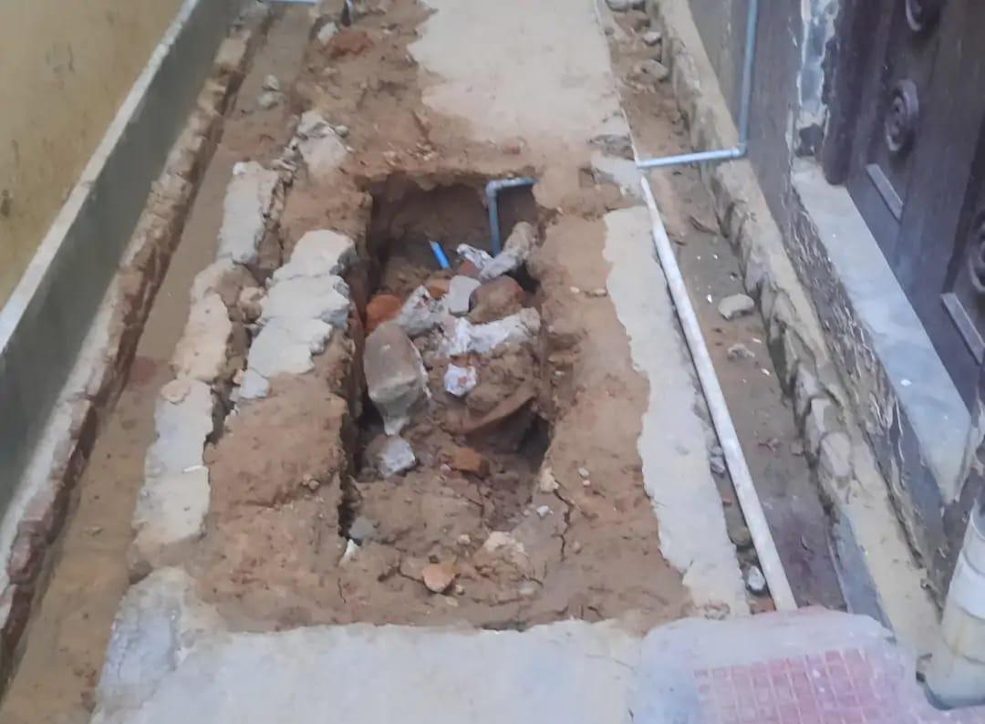 सड़क के गढ्डों से मुसीबत में सादाबाद के लोग, जल जीवन मिशन योजना के तहत पाइप लाइन डालने के लिए खोदे गए थे गड्ढे