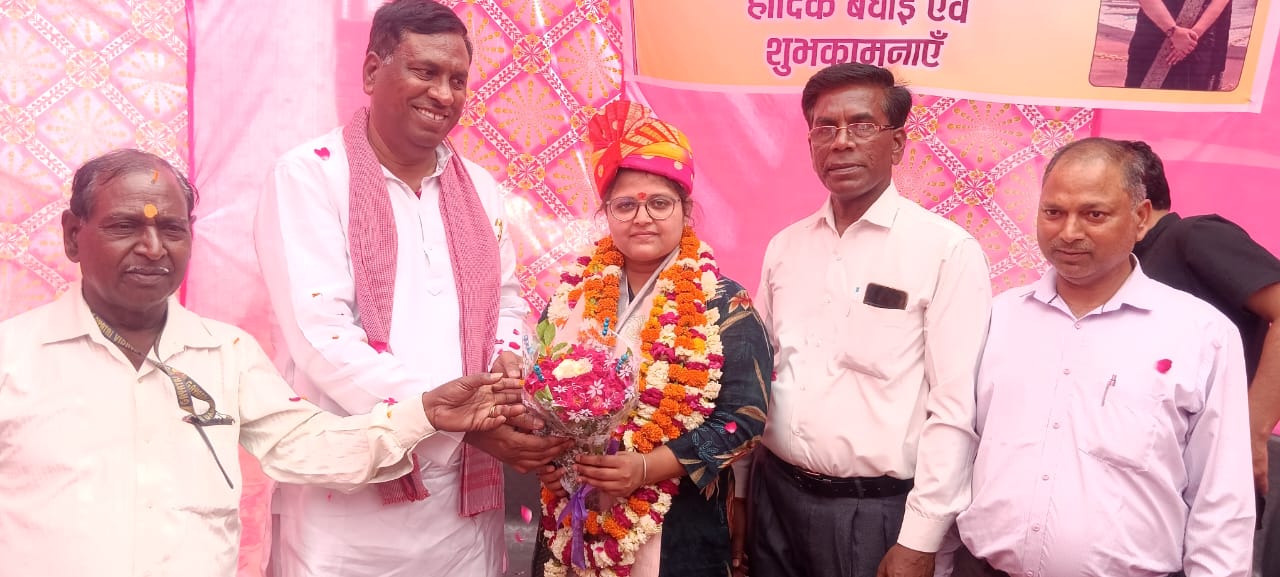 सपा नेता ने होनहारों का किया सम्मान, रेशम रश्मि बनीं PCS और अवनीश बने लोको पायलट