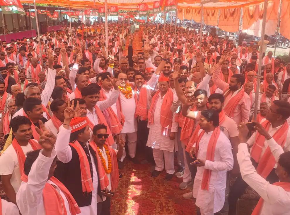 सादाबाद : समाजवादी पार्टी का ब्लॉक स्तरीय कार्यकर्ता सम्मेलन आयोजित, संगठन को मजबूत करने और बूथ स्तर पर सक्रियता बढ़ाने पर जोर